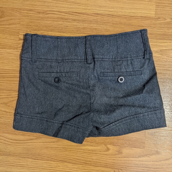Clean grey shorts - Picture 3 of 3